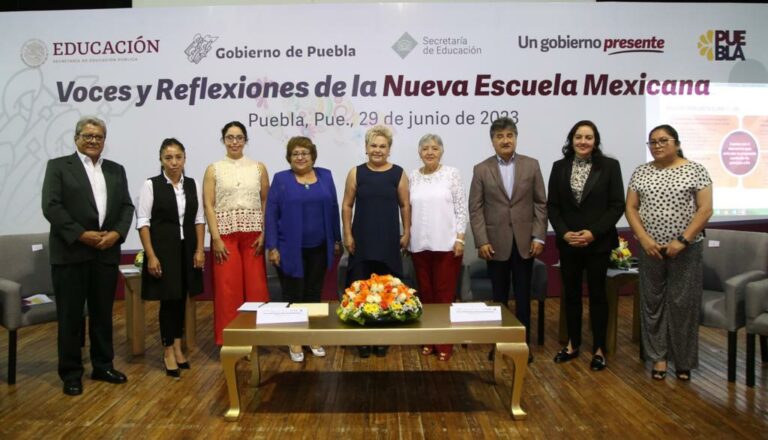 700 docentes poblanos participaron en la Caravana de la Nueva Escuela Mexicana