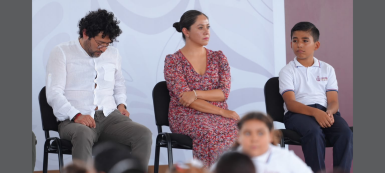 Siempre voy a estar pendiente de las niñas y niños: Presidenta entrega beca Rita Cetina para uniformes y útiles en Villa de Álvarez, Colima