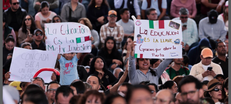“Becas, becas, becas y más becas para ayudar a las mamás y los papás de Zacatecas”, aseguró la Jefa del Ejecutivo Federal