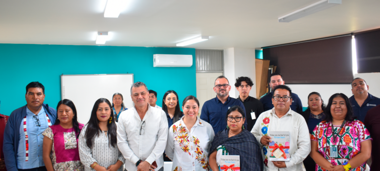 SEB entrega materiales educativos en mixteco de la Costa, mixteco de la Montaña y español