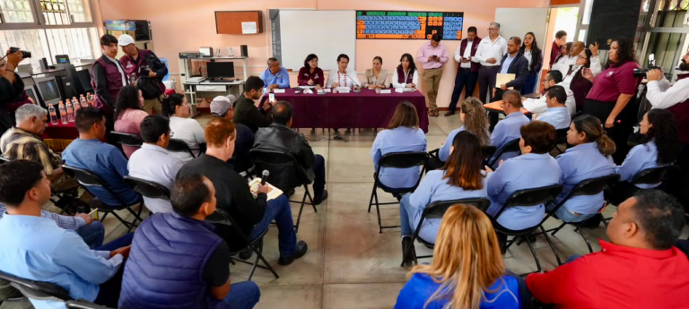 Mario Delgado encabeza en Michoacán asambleas con docentes y familias sobre regulación de dispositivos digitales en escuelas